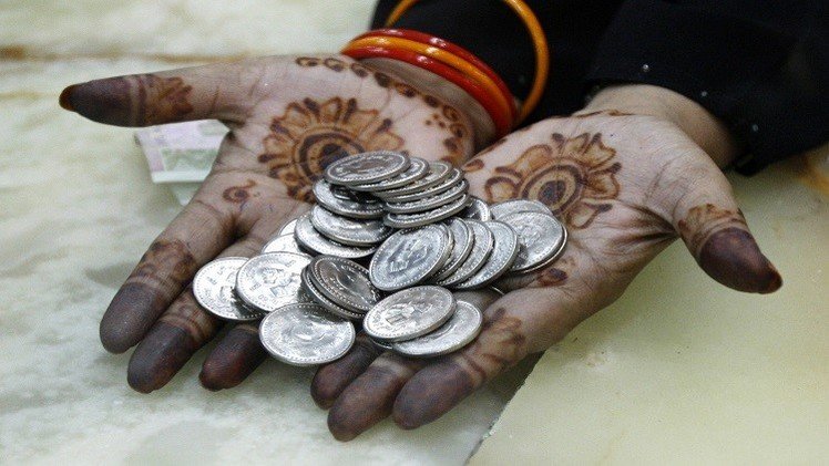 انخفاض أسعار النفط يدفع المركزي الباكستاني لخفض أسعار الفائدة