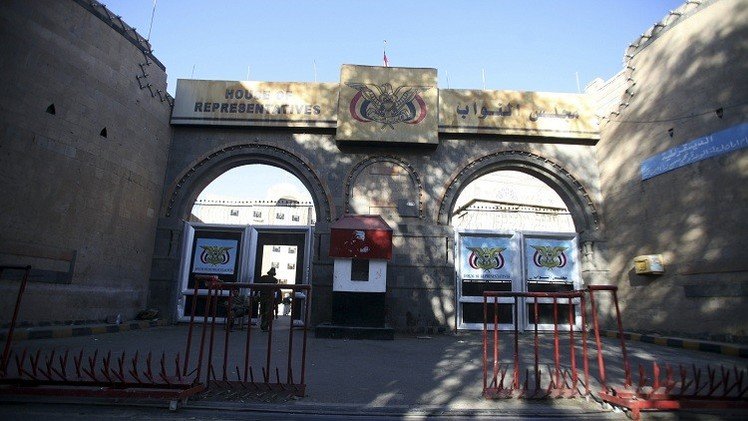 اليمن.. توقف محادثات التسوية ومسيرات في تعز تضامنا مع هادي
