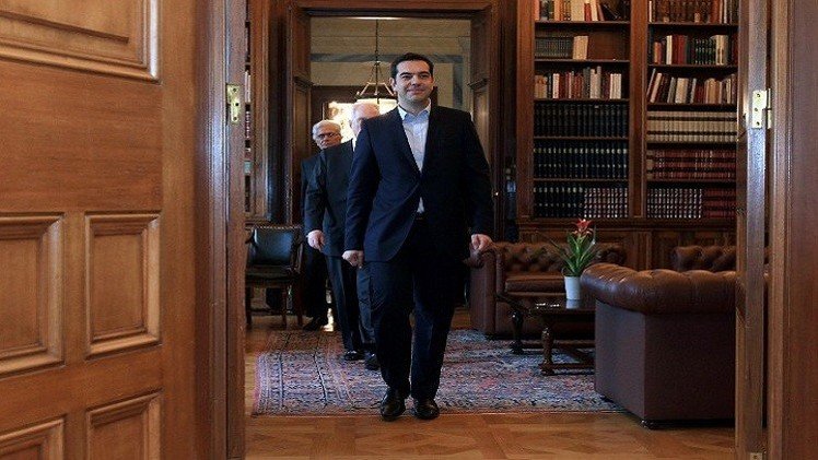 هولاند يدعو رئيس الحكومة اليونانية للتوجه إلى باريس فورا