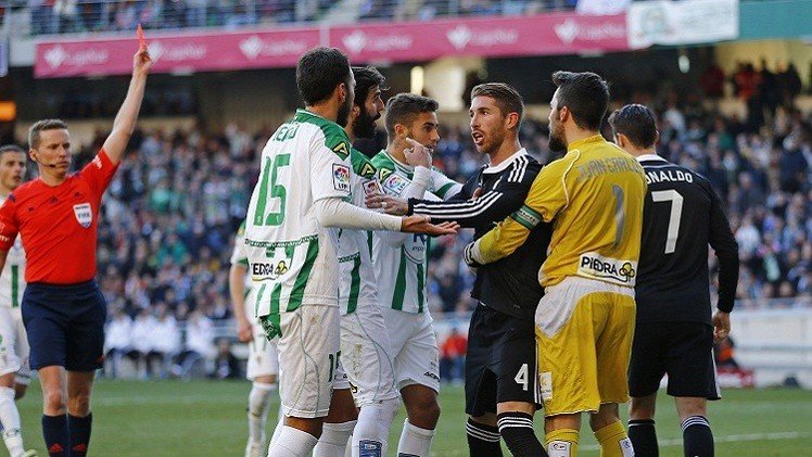 رسميا.. إيقاف رونالدو مباراتين بسبب اعتدائه على أديمار "فيديو"