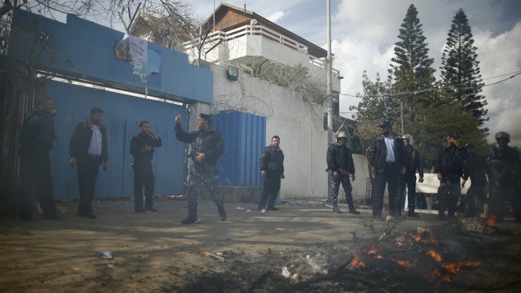 متظاهرون غاضبون يعتدون على مقر الأمم المتحدة بغزة