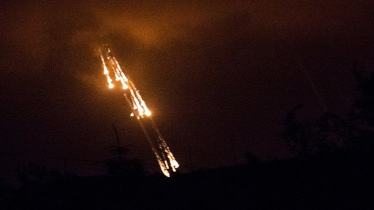 لوغانسك تتهم كييف باستخدام القذائف العنقودية والفوسفورية