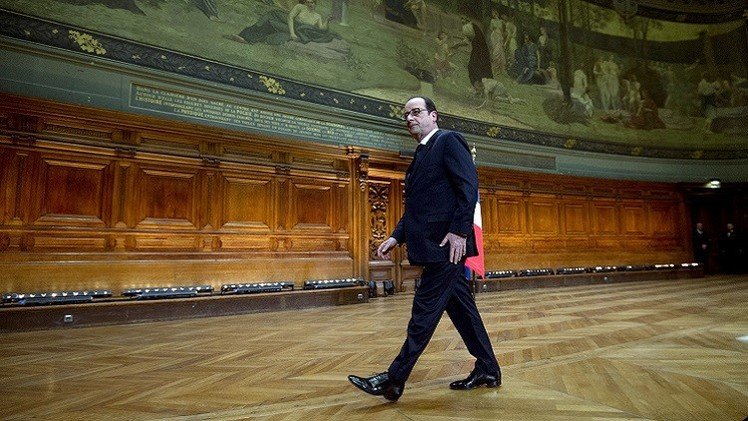 صحيفة مغربية تشبه هولاند بهتلر