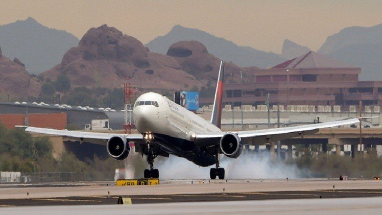 طائرة أمريكية تقل 160 راكبا تهبط اضطراريا بدون طيار