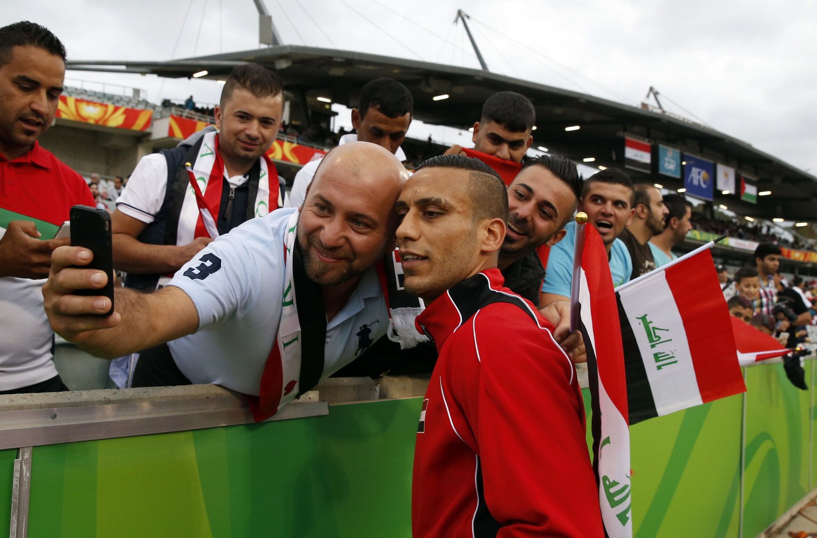 جماهير المنتخب العراقي يلقطون "سيلفي" مع اللاعب علي عدنان
