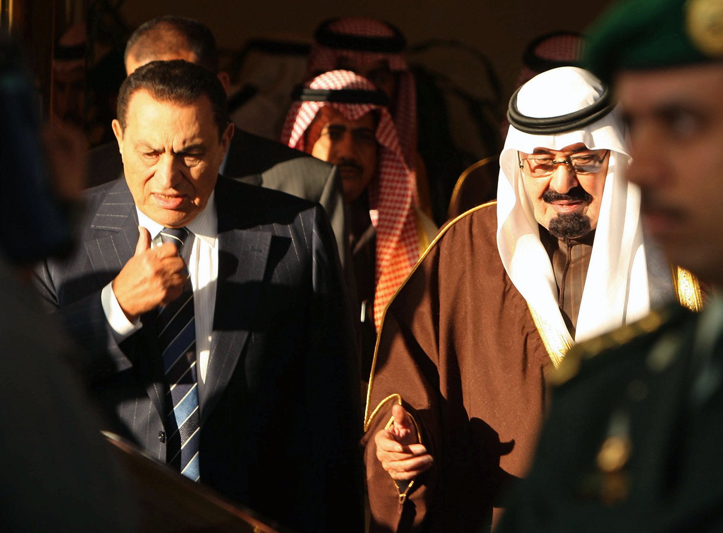الملك عبد الله يرحب بالرئيس المصري  حسني مبارك لدى وصوله مطار الرياض، 13 يناير 2009