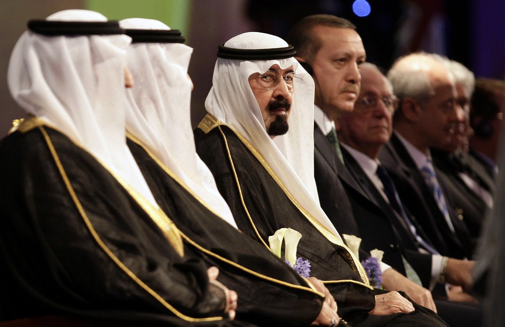رئيس الوزراء التركي طيب أردوغان يتسلم جائزة الملك فيصل الدولية في حضور الملك عبد الله، 9 مارس 2010  