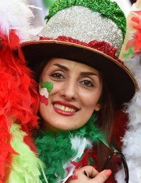 مشجعة إيرانية قبل المباراة ضد البحرين في كأس آسيا 