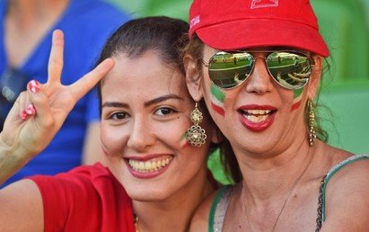 مشجعتان إيرانيتان تهتفن لفريقهن قبل المباراة ضد البحرين في كأس آسيا