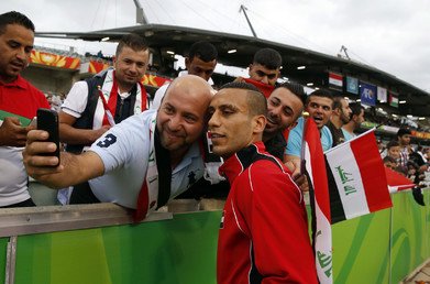 جماهير المنتخب العراقي يلقطون "سيلفي" مع اللاعب علي عدنان