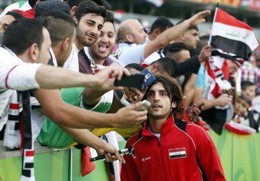 جماهير المنتخب العراقي يلتقطون "سيلفي" مع اللاعب همام طارق
