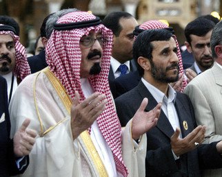 الملك عبد الله يؤدي الصلاة بجانب الرئيس الإيراني أحمدي نجاد في الكعبة بمكة المكرمة، 8 ديسمبر2005