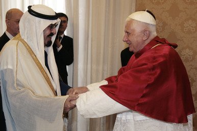 الملك عبد الله يصافح البابا بينيدكت السادس عشر لدى وصوله الفاتيكان، 6 نوفمبر/تشرين الثاني 2007