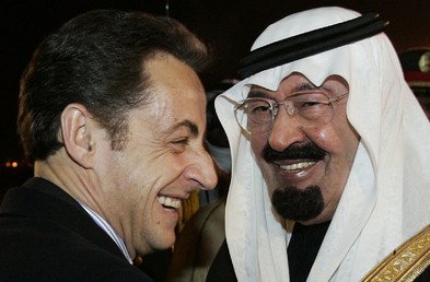 الملك عبد الله يصافح الرئيس الفرنسي نيكولا ساركوزي عند وصوله مطار الرياض،13 يناير 2008   