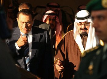 الملك عبد الله يرحب بالرئيس المصري  حسني مبارك لدى وصوله مطار الرياض، 13 يناير 2009