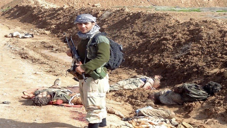 داعش يعدم رجل دين مسيحيا واكتشاف مقبرة جماعية للأطفال الإيزيديين
