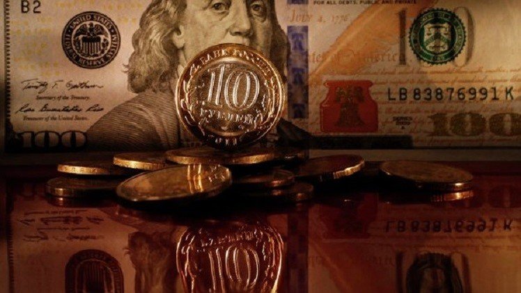 الروبل ينخفض بعد تراجع أسعار النفط 