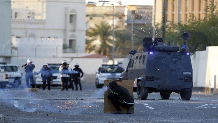 البحرين.. إصابة 3 من رجال الشرطة في مواجهات مع متظاهرين بالمنامة (فيديو)