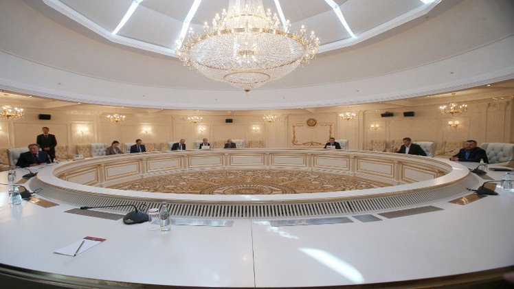 اتفاق على سحب الأسلحة الثقيلة من خطوط التماس بين طرفي النزاع الأوكراني