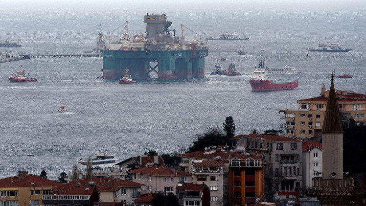 مقتل 3 وفقدان 6 في انفجار منصة غاز بحرية بالبرازيل
