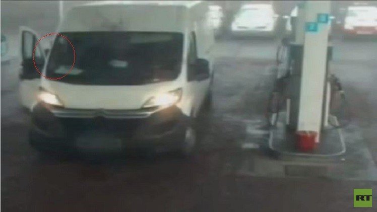 بالفيديو من المملكة المتحدة.. لص يسرق سيارة أمام مالكها في محطة الوقود  