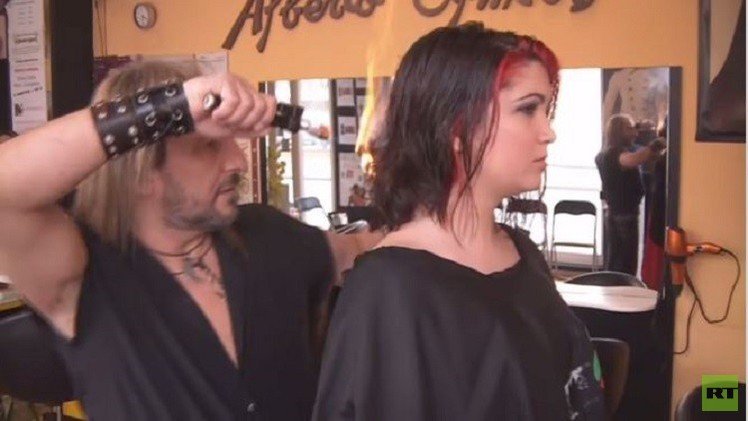 بالفيديو من إسبانيا.. صالون ساموراي لقص الشعر بالنار والسيوف والسكاكين