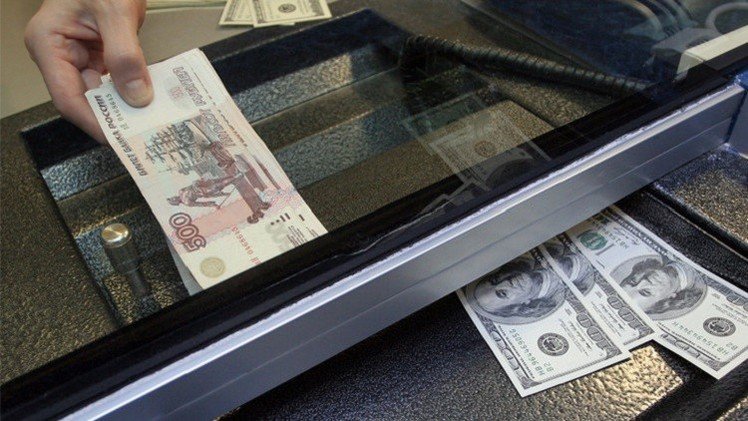 الروبل يتراجع أمام الدولار بشكل طفيف بعد تراجع أسعار النفط 