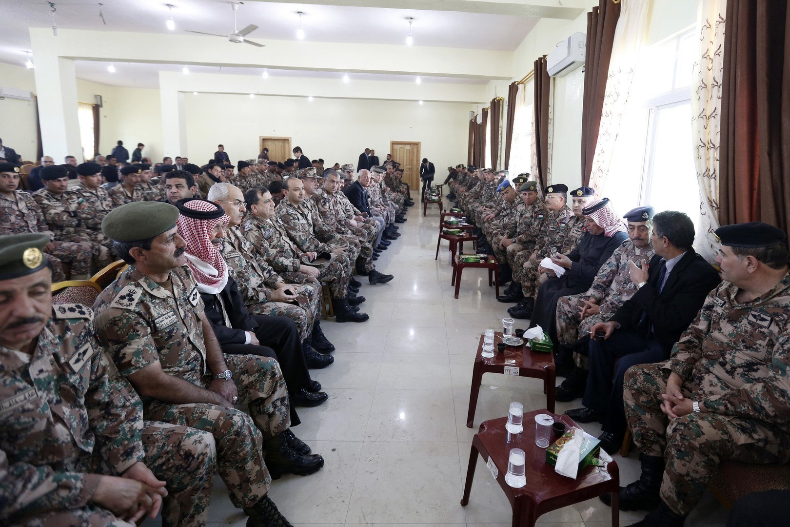 صافي الكساسبة، والد الطيار، يتلقى العزاء من كبار ضباط الجيش في مقر الأسرة بمدينة الكرك، 4 فبراير