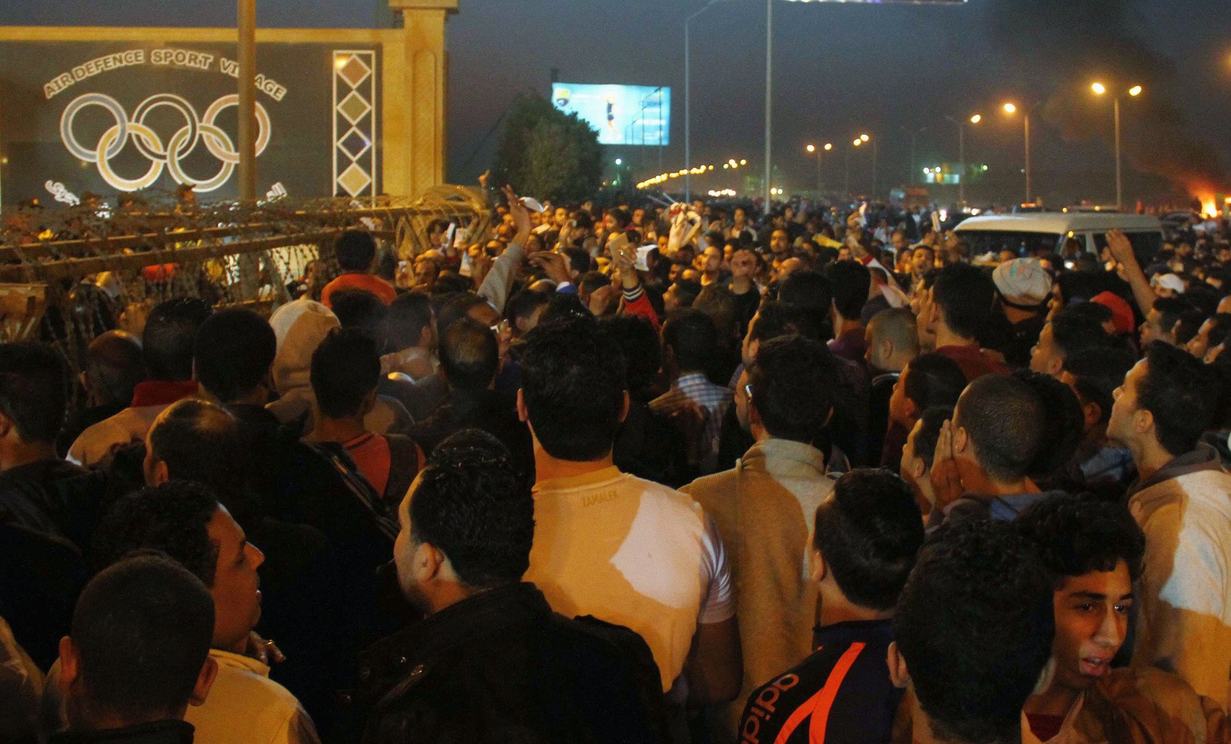 جماهير الزمالك تحاول اختراق السلك الشائك ودخول استاد الدفاع الجوي لمتابعة مباراة فريقهم مع إنبي  