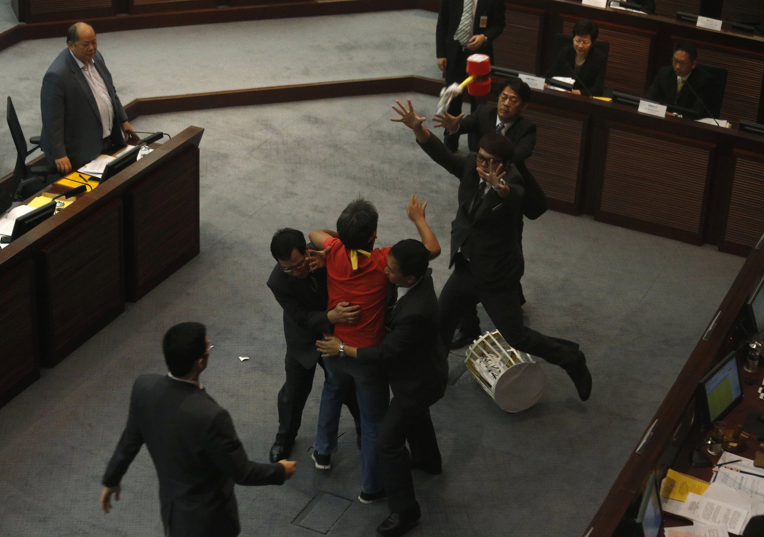 نائب يقذف بشاكوش بلاستيكي تجاه سكرتير رئيس المجلس التشريعي،هونغ كونغ،15 يوليو/تموز 2014    
