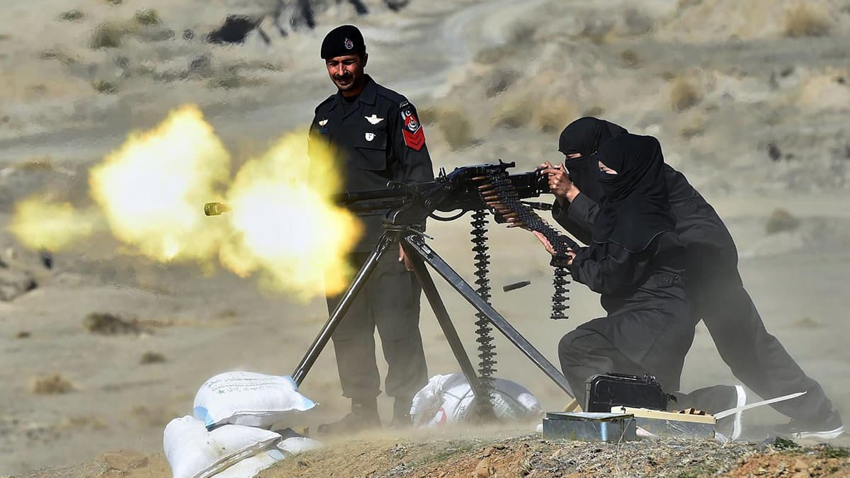 فريق من الشرطة النسائية يتدرب على اطلاق نيران كثيفة من مدافع ثقيلة في مدينة ناوشيرا، 11 فبراير/شباط