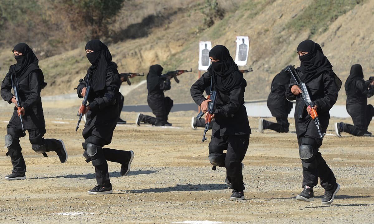 مجموعة من أفراد الشرطة النسائية خلال تدريبات الكوماندوز الخاصة بمركز تدريب مدينة ناوشيرا، 11 فبراير 