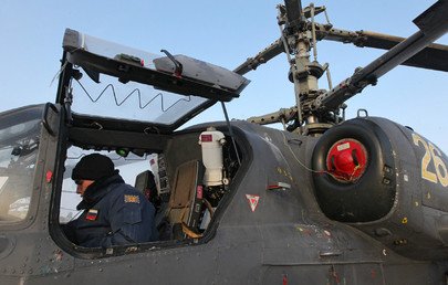 طاقم المروحية "كا - 52" يستعد للتحليق في قاعدة "تشيرنيغوفكا" الجوية