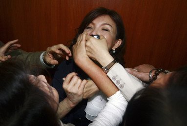 نساء من حزب معارض يغلقن فم زميلة لهن من حزب آخر خلال جلسة للمجلس التشريعي في تايوان، 21 إبريل 2010 