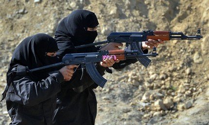  مجموعة من أفراد الشرطة النسائية خلال تدريبات الكوماندوز الخاصة بمركز تدريب مدينة ناوشيرا، 11 فبراير