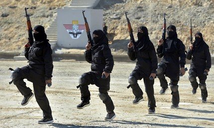  مجموعة من أفراد الشرطة النسائية خلال تدريبات الكوماندوز الخاصة بمركز تدريب مدينة ناوشيرا، 11 فبراير