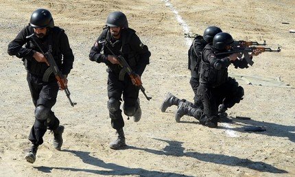  مجموعة من رجال الشرطة خلال تدريبات الكوماندوز الخاصة بمركز تدريب مدينة ناوشيرا، 11 فبراير