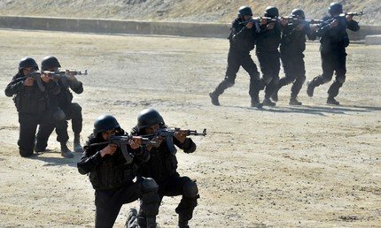  مجموعة من رجال الشرطة خلال تدريبات الكوماندوز الخاصة بمركز تدريب مدينة ناوشيرا، 11 فبراير