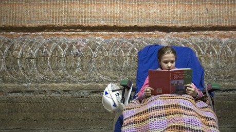 طفلة تقرأ كتاب داخل منتجع بيلاروسيا الصحي بالقرب من مدينة سوليغورسك، جنوب مينسك