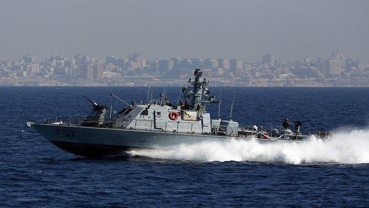 زوارق إسرائيلية تستهدف شواطئ قطاع غزة