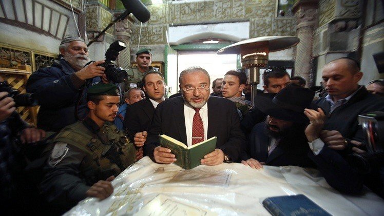 ليبرمان يتخذ الحرم الإبراهيمي منبرا لدعايته الانتخابية