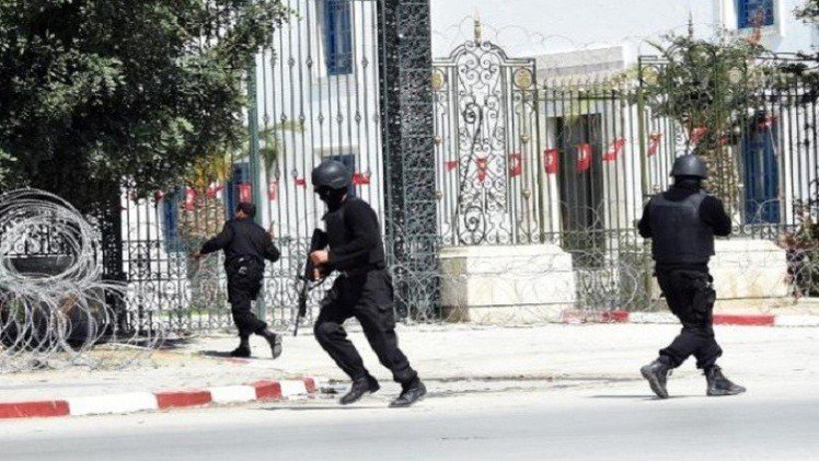 اعتقالات وإجراءات أمنية في تونس عقب هجوم باردو و"داعش" يتبنى المسؤولية