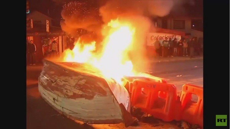 تشيلي.. صيادون يحرقون قوارب احتجاجا على تشريع يمنح أفضلية لشركات صيد الأسماك الكبيرة (فيديو)