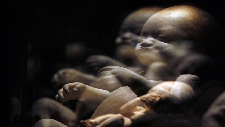 تدخين الأم  يدفع بالجنين لحركة انفعالية وتغيير تقاسيم وجهه 