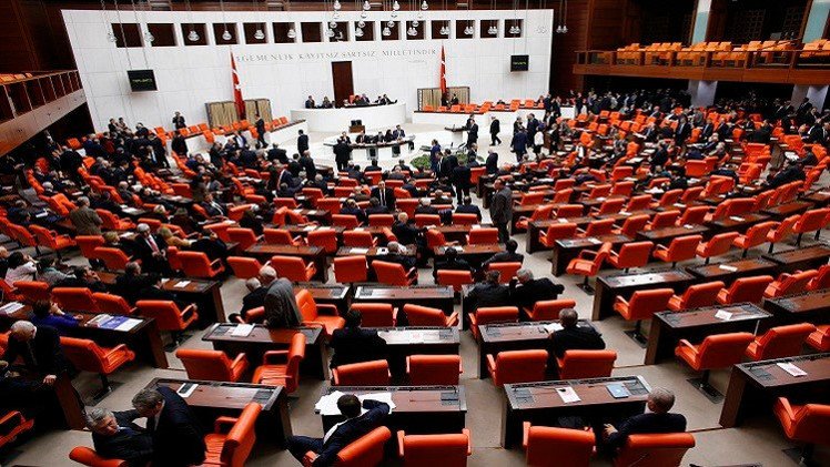تركيا تقر قانونا أمنيا مثيرا يزيد صلاحيات الشرطة 