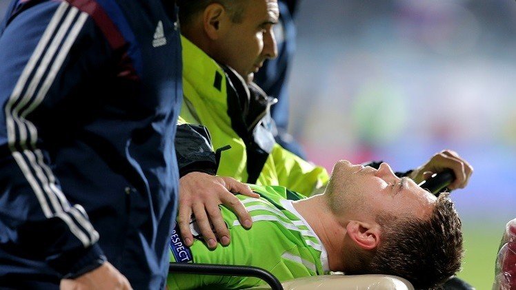 إصابة حارس روسيا بألعاب نارية في رأسه بمستهل لقاء الجبل الأسود (فيديو)