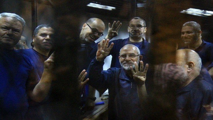 مصر تدرج مرشد "الإخوان" وقياديين في الجماعة على قوائم الإرهاب