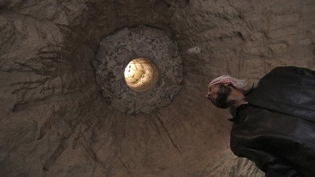 رجل مختبئ داخل كهف أسفل منزله بمحافظة إدلب، 26 أكتوبر/تشرين الاول 2012