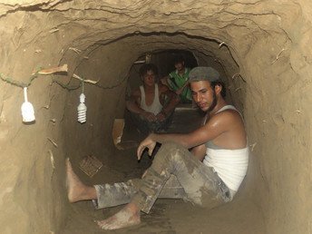 مواطنون يحفرون كهفا داخل أحد الجبال في دير الزور، 14 سبتمبر/أيلول 2013 