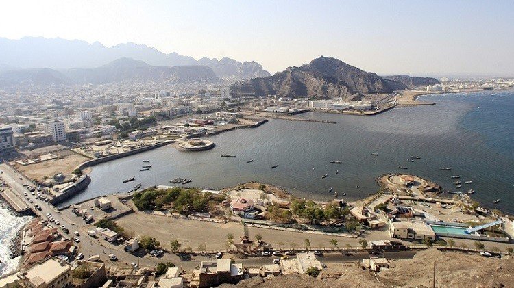 لماذا تقترب القطع الحربية من موانئ اليمن؟